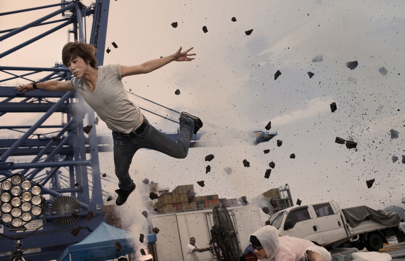 东方神起的允浩在《HARU》里变成帅气的武打演员了